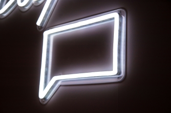 Foto de <a href="https://unsplash.com/es/@ninjason?utm_source=unsplash&utm_medium=referral&utm_content=creditCopyText">Jason Leung</a> en <a href="https://unsplash.com/es/fotos/senalizacion-de-luz-de-neon-blanco-en-la-pared-mZNRsYE9Qi4?utm_source=unsplash&utm_medium=referral&utm_content=creditCopyText">Unsplash</a>       